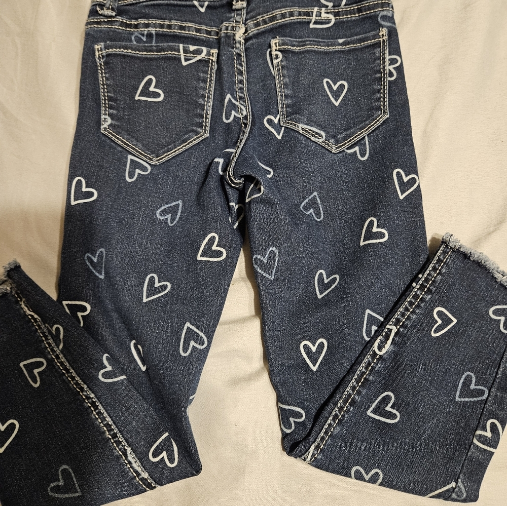 Girls jegging size 6 (sm). Denim jeans with heart pattern.